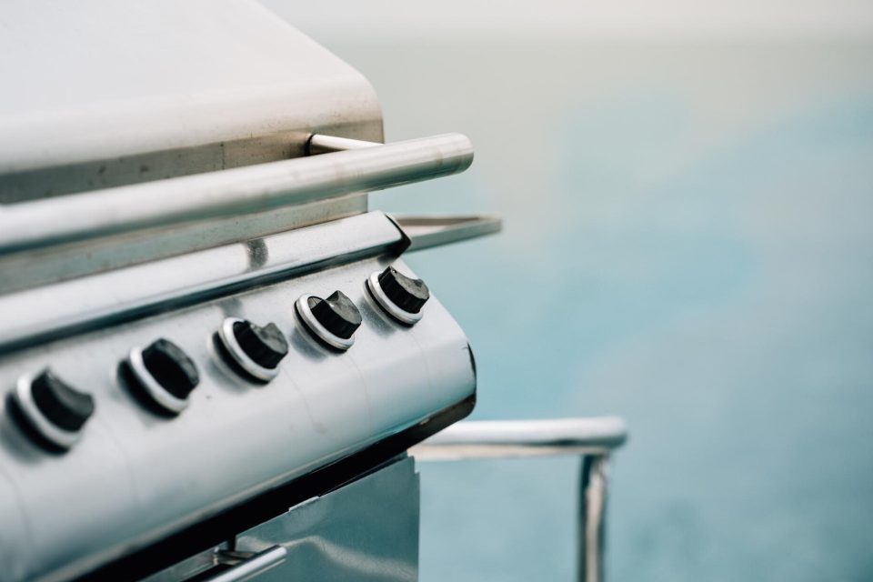 Vred och handtag på en gasolgrill i borstat rostfritt stål